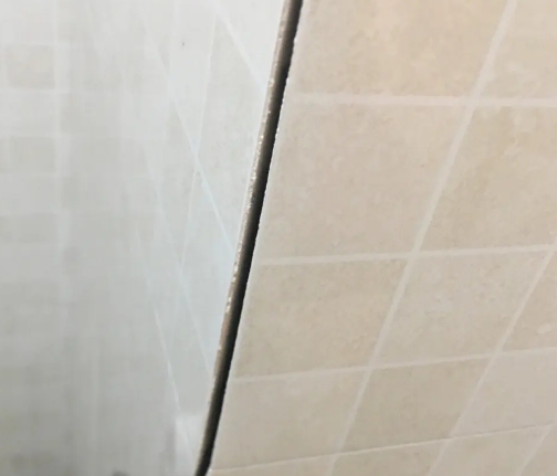 恭城瓷砖空鼓维修公司分享阳台瓷砖脱落的修复过程可以分为以下几个步骤