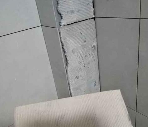 恭城瓷砖空鼓维修公司分享下厨房瓷砖脱落的补救措施。